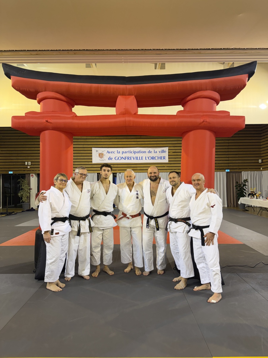 Martin se voit officiellement remettre son diplôme de ceinture noire